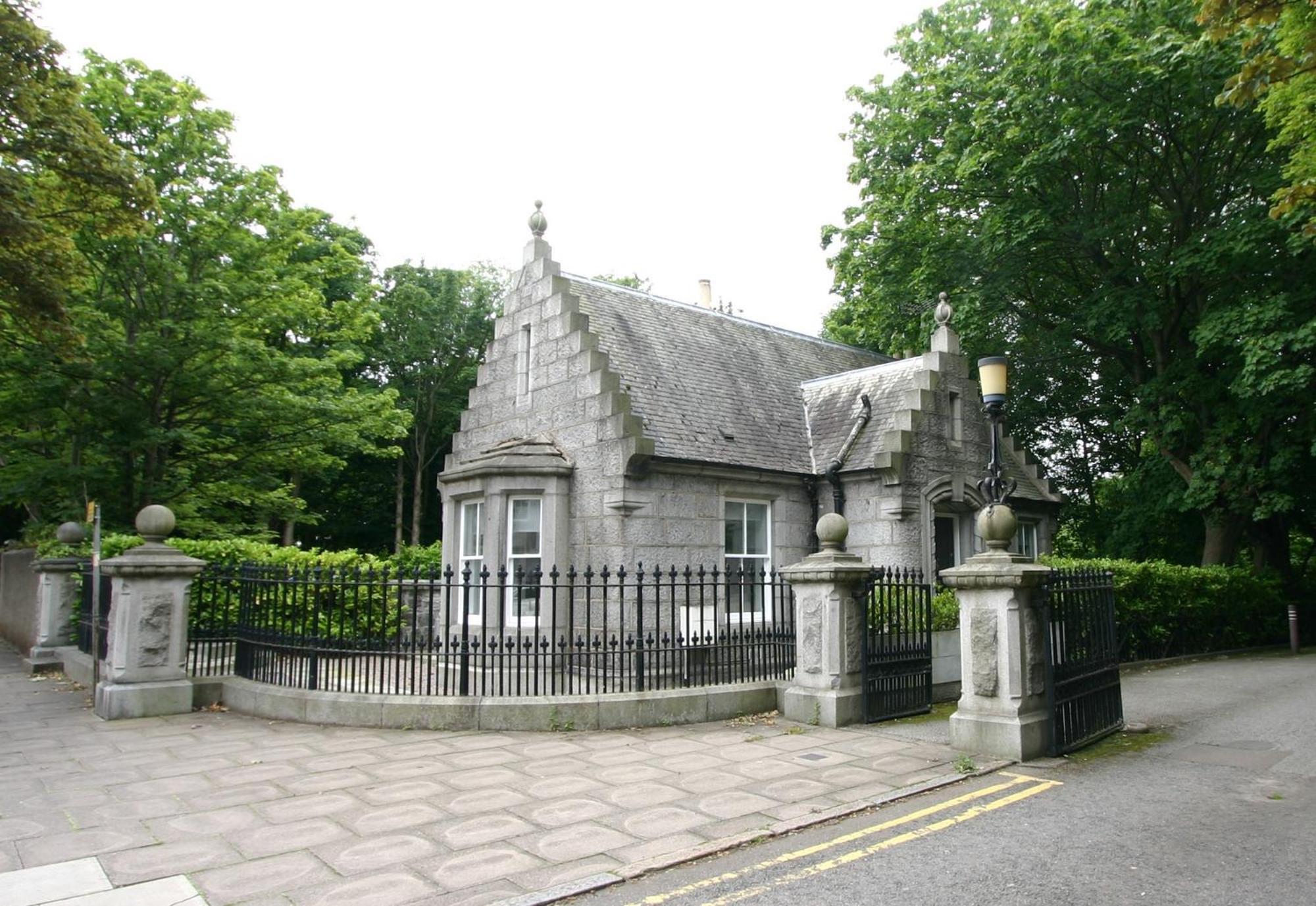 Historic Baronial Lodge With Parking, Aberdeen City Centre Buitenkant foto